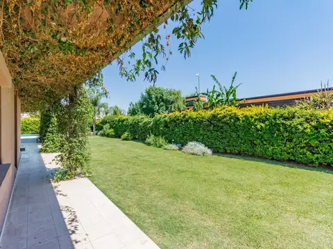 Casa en Venta con 2 cocheras