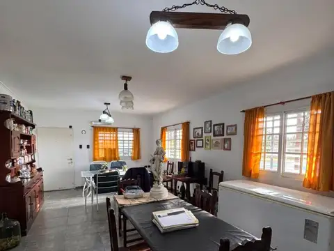 Casa en Alquiler con 3 cocheras