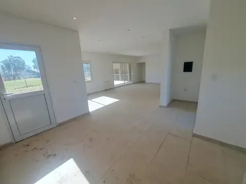 Casa 4 ambientes con 2 baños