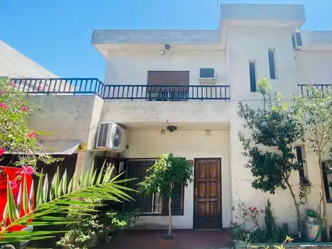 CASA DE 4 AMBIENTES CON INGRESO POR DOS CALLES