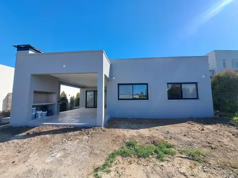VENTA CASA 4 AMBIENTES EN SANTA ELENA PILAR DEL ESTE