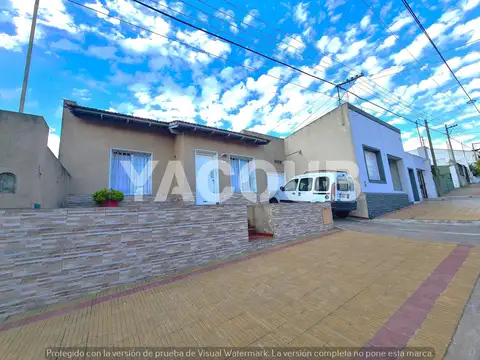 Casa 4 amb. seminueva de menos de 10 años - 2 Baños - Cochera - 330Mts2 - B. Estación Tandil