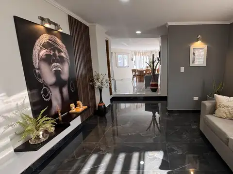 Casa en Venta con 4 cocheras