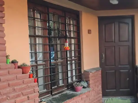 Casa 5 ambientes con 2 baños