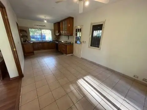 Casa en Alquiler con 2 cocheras