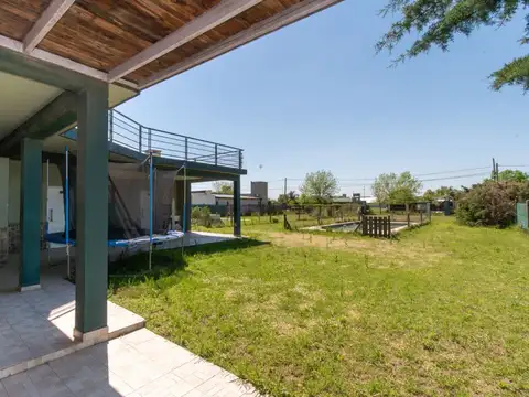 Casa 4 ambientes con 2 baños
