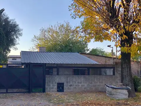 casa con quincho y pileta, cerca del autopista apta credito