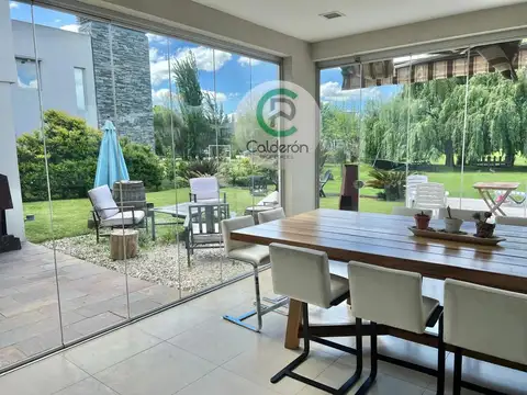 Casa en Venta con 2 cocheras