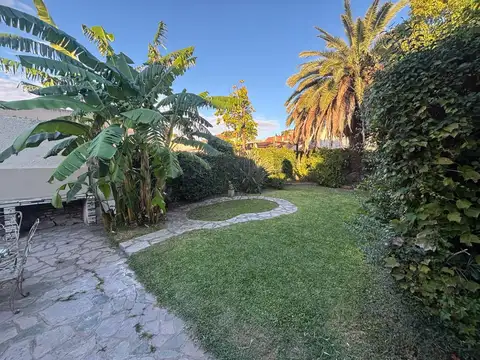 Casa en Alquiler con 2 cocheras