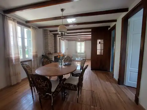 Casa en Alquiler con 2 cocheras