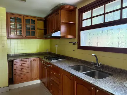 Casa en Alquiler con 2 cocheras