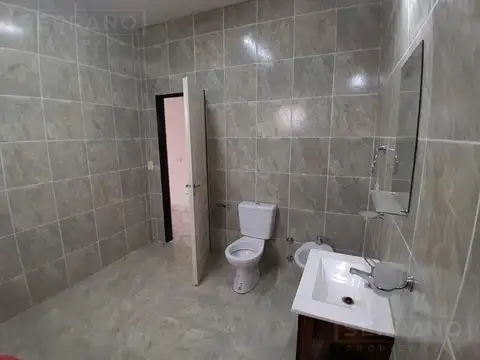 Casa 6 ambientes con 2 baños