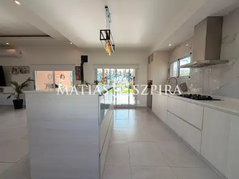 Casa en Venta con 2 cocheras