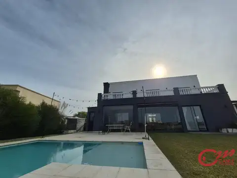 Casa en venta a la laguna San Sebastián. Area 8