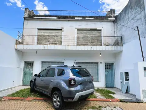 *CASA PH DE 3 AMB. EN P.B Y 4 AMB. EN 1º PISO POR PASILLO