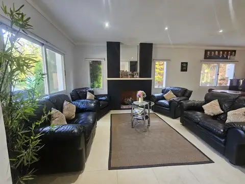 Casa 6 ambientes con 4 baños