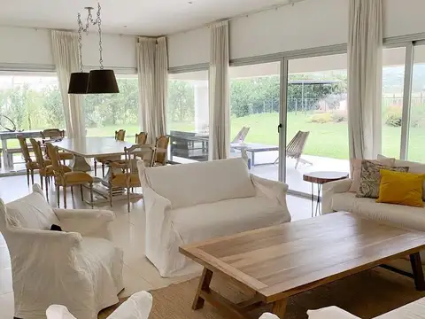 Casa 6 ambientes con 4 baños