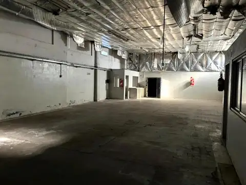 Excelente galpón con local en PB y vivienda en PA