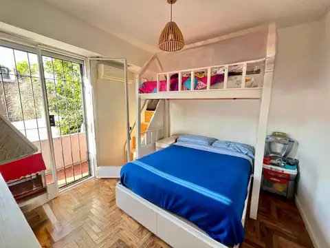 Duplex interno, de dos ambientes con patio y cochera