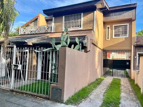 Duplex interno, de dos ambientes con patio y cochera