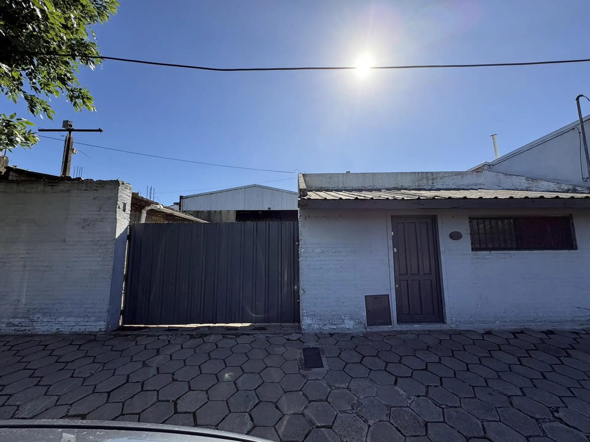 Casa con galpon sobre Av. Luro
