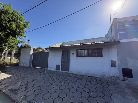 Casa con galpon sobre Av. Luro