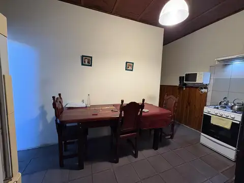 Casa con galpon sobre Av. Luro