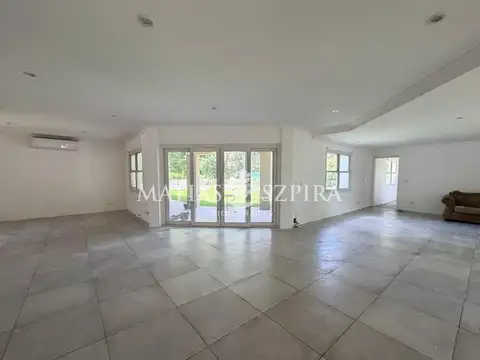 Casa 8 ambientes con 6 baños