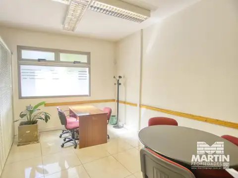 Moderno  edificio para oficinas 7 ambientes, con cochera, fondo/patio, excelente ubicación.