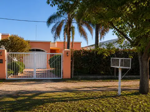 VENTA/CASA 3 DORMITORIOS/ PILETA Y MUCHO VERDE