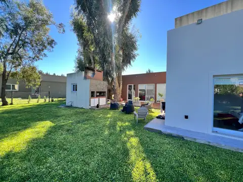 Casa en Venta Barrio Cerrado Club La Candida- APTO BANCO