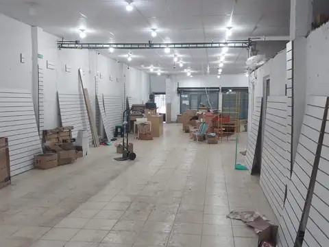 Amplio local 8x35 mts con patio