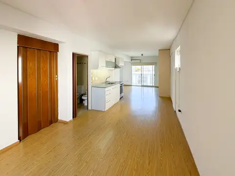 Monoambiente luminoso con balcón