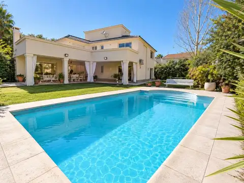 HAUSER VENDE AMPLIA Y LUMINOSA CASA ENTRE JARDINES. 1000 m²
