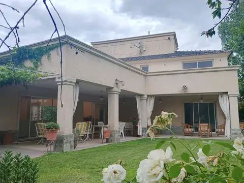 Casa 10 ambientes con 4 baños