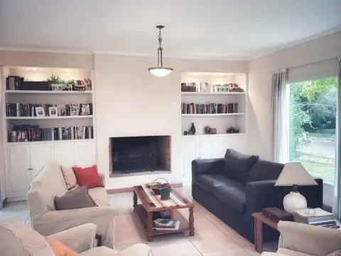HAUSER VENDE AMPLIA Y LUMINOSA CASA ENTRE JARDINES. 1000 m²