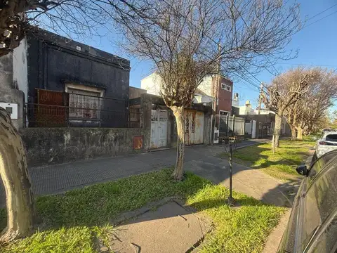 Se vende casa con gran terreno en  Sargento Cabral