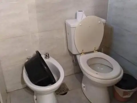 Amplio propiedad en esquina de mas de 700 m2 con casa y deposito  en venta en Laferrere