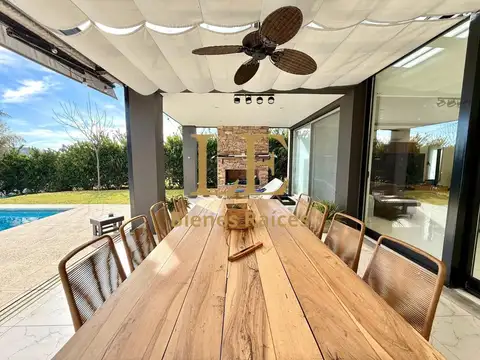 Casa en Venta con 6 cocheras