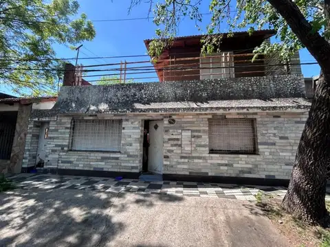 Barcelona 4700, amplia casa a refaccionar de 4 dormitorios