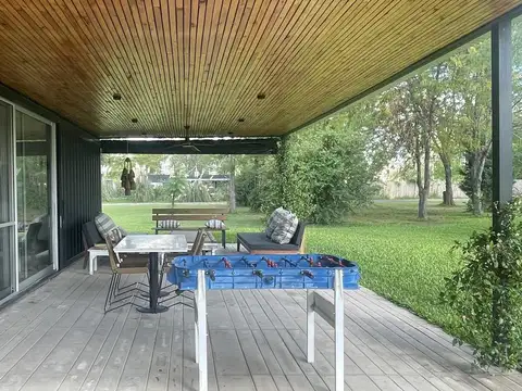 Casa en Alquiler con 6 cocheras