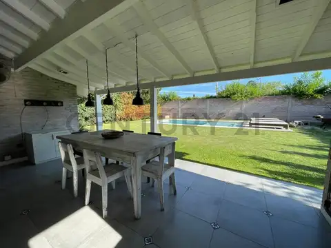 Casa en Alquiler con 2 cocheras