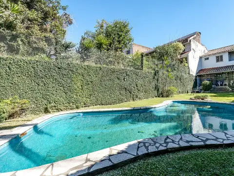 Casa 8 ambientes con 2 baños