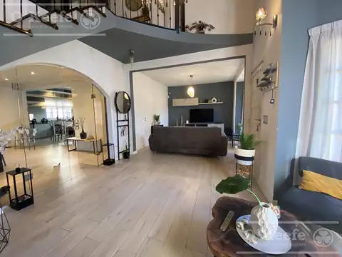 Casa en Venta con 2 cocheras