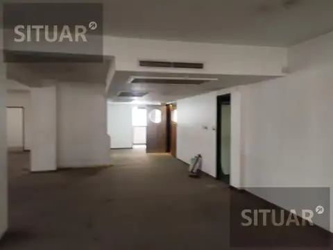 Oficina 8 ambientes con 4 baños