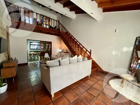 Casa 4 ambientes con 2 baños