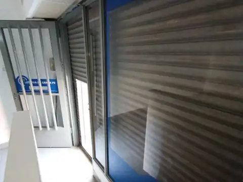 LOCAL AL FRENTE SOBRE ZONA COMERCIAL, BUEN CERRAMIENTO.