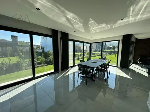 Casa en Venta con 2 cocheras