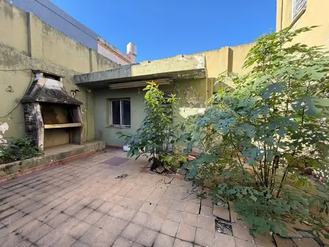 Casa 6 ambientes con 2 baños