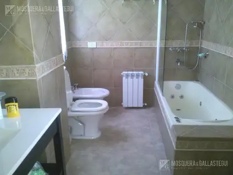 Casa en Alquiler con 4 cocheras